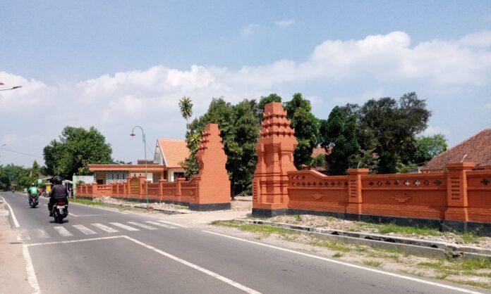 Gapura Taman Desa Gunungsari Madiun