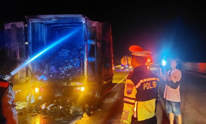 Truk terbakar di tol Kartoharjo